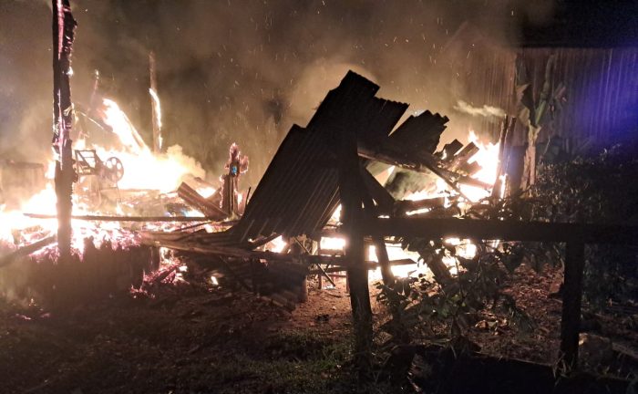 Morador morre carbonizado após incêndio destruir casa
