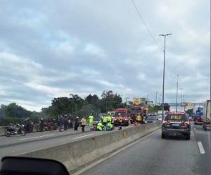 Motociclista morre após colisão entre caminhão e três motos na BR-101 em São José