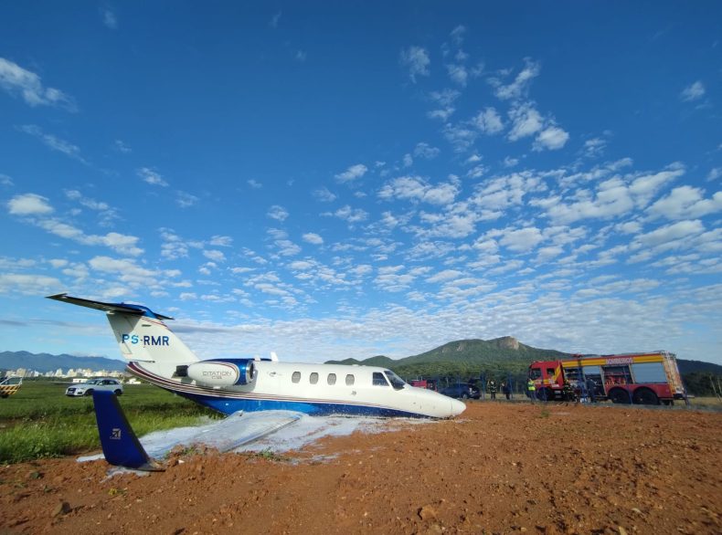 Jato sai da pista no Aeroclube de SC e mobiliza bombeiros