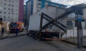 Caminhão bate em poste e derruba fiação em avenida movimentada
