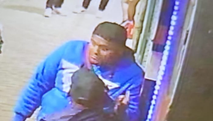 Vídeo: celular para bala e salva vítima de ataque a tiros