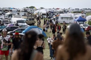 Rave ilegal reúne milhares em área militar com explosivos da 1º Guerra