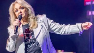 Cantora Bonnie Tyler entra em coma induzido após cirurgia de emergência