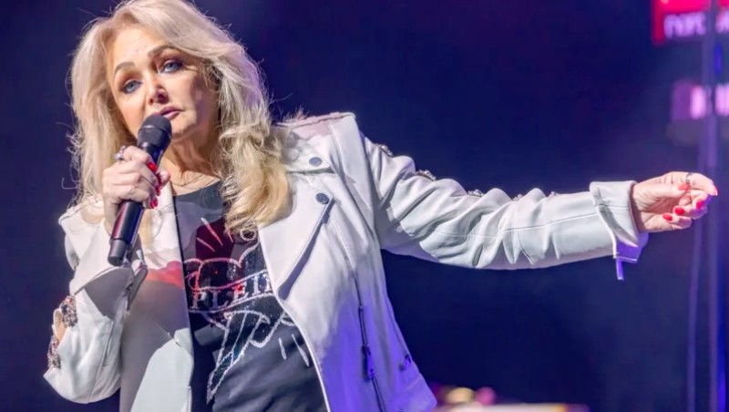 Cantora Bonnie Tyler entra em coma induzido após cirurgia de emergência