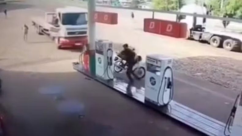 VÍDEO: Caminhão invade posto e quase atropela homem em SC
