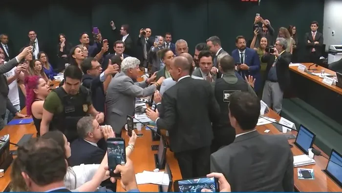 Briga entre deputados da Direita e Esquerda paralisa sessão da Câmara