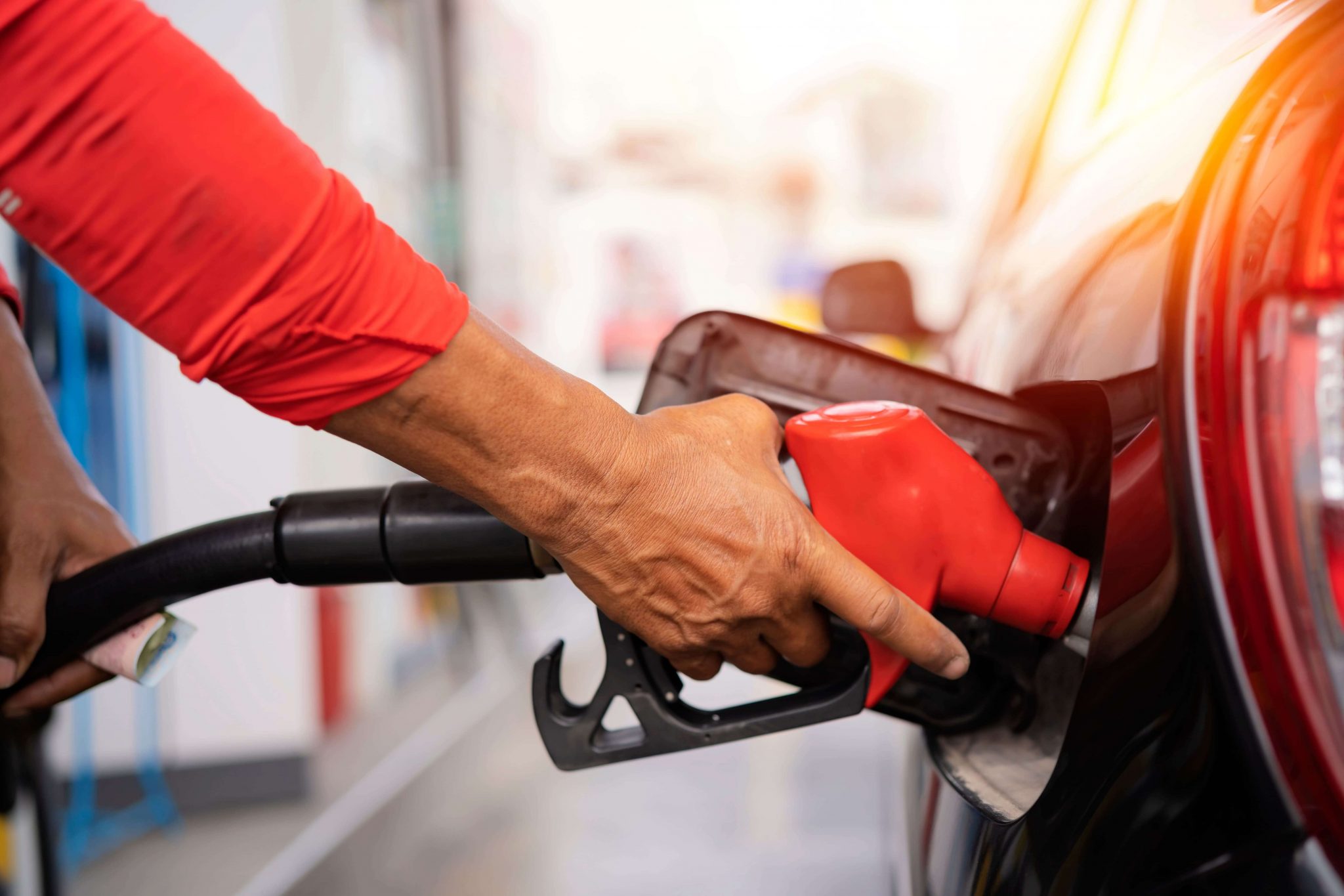 Gasolina E32 chega aos postos e acende alerta para carros antigos