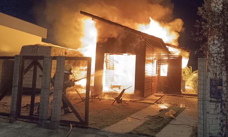 Incêndio em motorhome danifica parte de casa em SC
