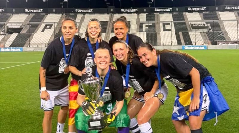 Goleira catarinense Dani Neuhaus é bicampeã invicta na Grécia