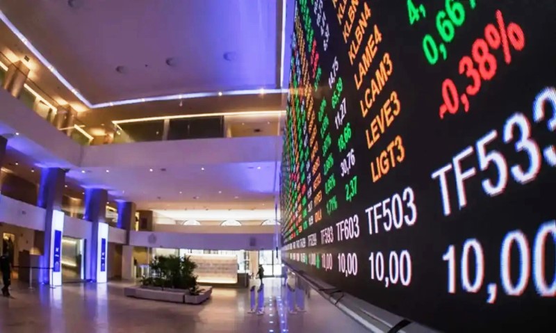 Bolsa cai mais de 2% e atinge menor nível desde o fim de março