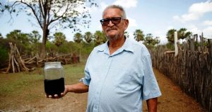 Agricultor perfura poço atrás de água e encontra petróleo