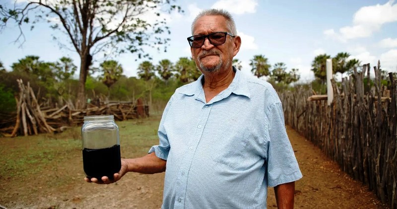 Agricultor perfura poço atrás de água e encontra petróleo