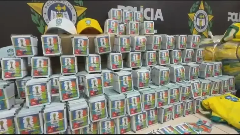 Polícia apreende 200 mil figurinhas falsificadas da Copa