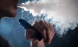 Número de fumantes despenca em SC, mas avanço dos vapes preocupa