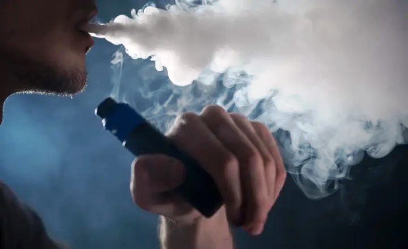 Número de fumantes despenca em SC, mas avanço dos vapes preocupa
