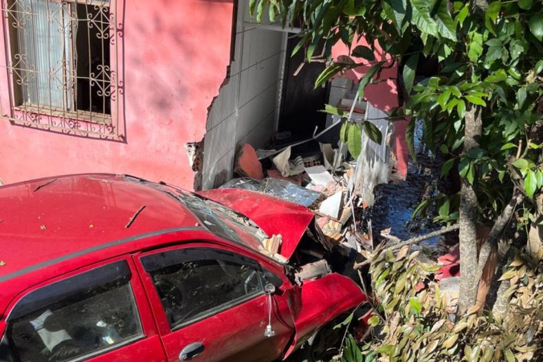 Carro invade casa e mata idoso de 80 anos em SC