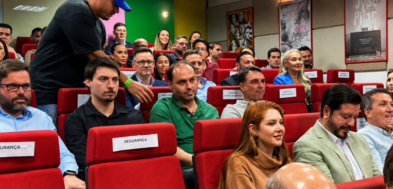 Família Bolsonaro acompanha pré-estreia de documentário sobre ex-presidente