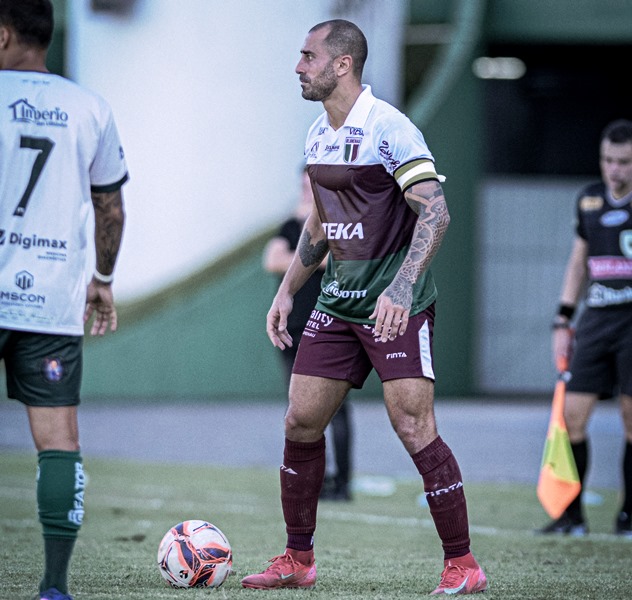 Marquinhos Pedroso vibra com classificação antecipada do Blumenau na Série D