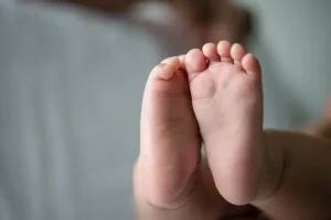 Pais levam bebê morto à UPA e são presos por abandono de incapaz