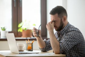 Dor de cabeça ou enxaqueca? Saiba como diferenciar os sintomas
