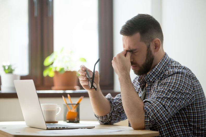 Dor de cabeça ou enxaqueca? Saiba como diferenciar os sintomas