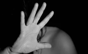 Menina fica ferida ao tentar defender a mãe das agressões do pai