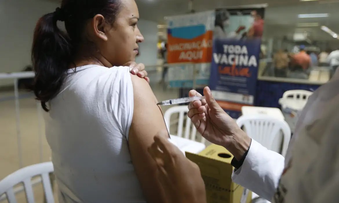 Postos de saúde abrem para vacinação contra a gripe em Florianópolis neste sábado