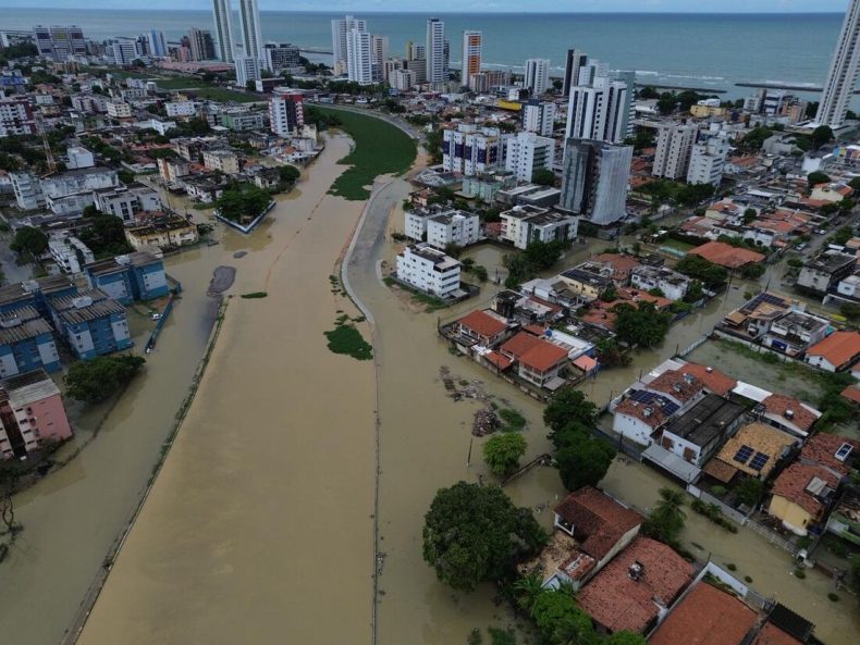 Chuva intensa causa mortes e deixa desalojados no Nordeste