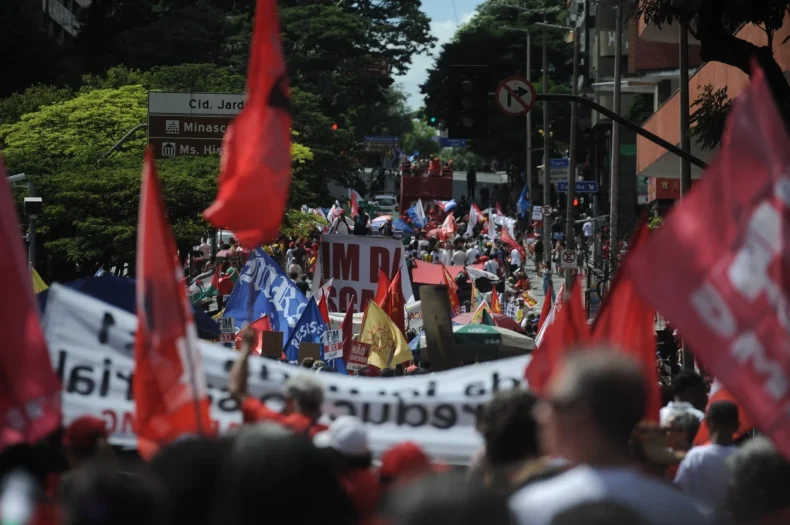 Manifestações reúnem milhares no Dia do Trabalhador contra escala 6×1