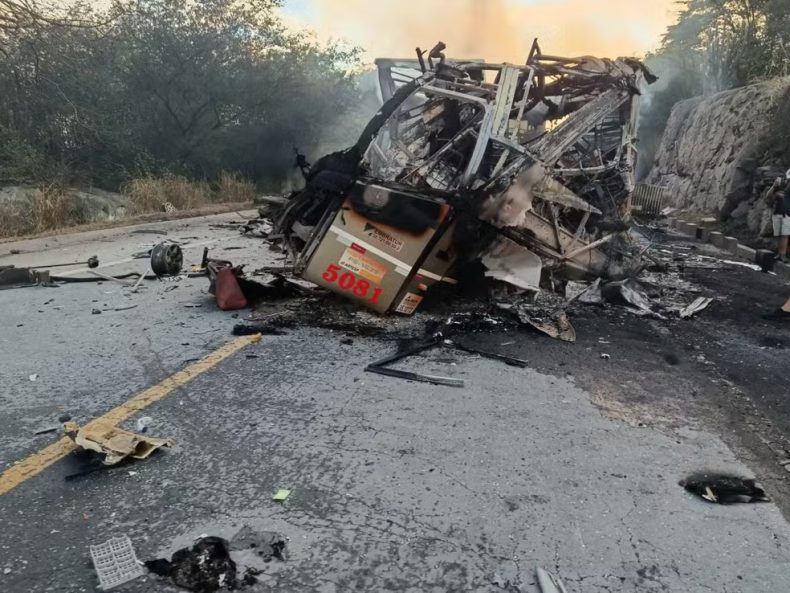 Batida entre ônibus e carreta deixa mortos e feridos na BR-251 em MG