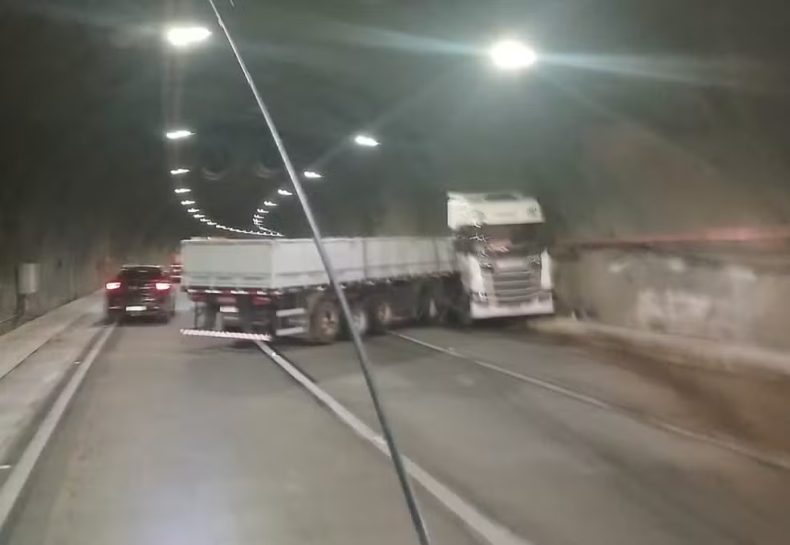 Carreta trava túnel e provoca congestionamento no Contorno Viário