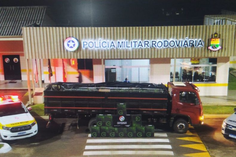 Polícia apreende carga milionária de cigarros em caminhão abandonado