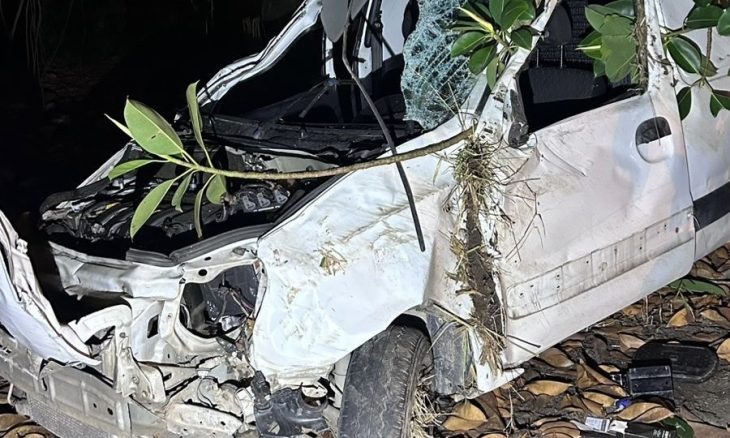Motorista sem cinto fica em estado grave após capotamento