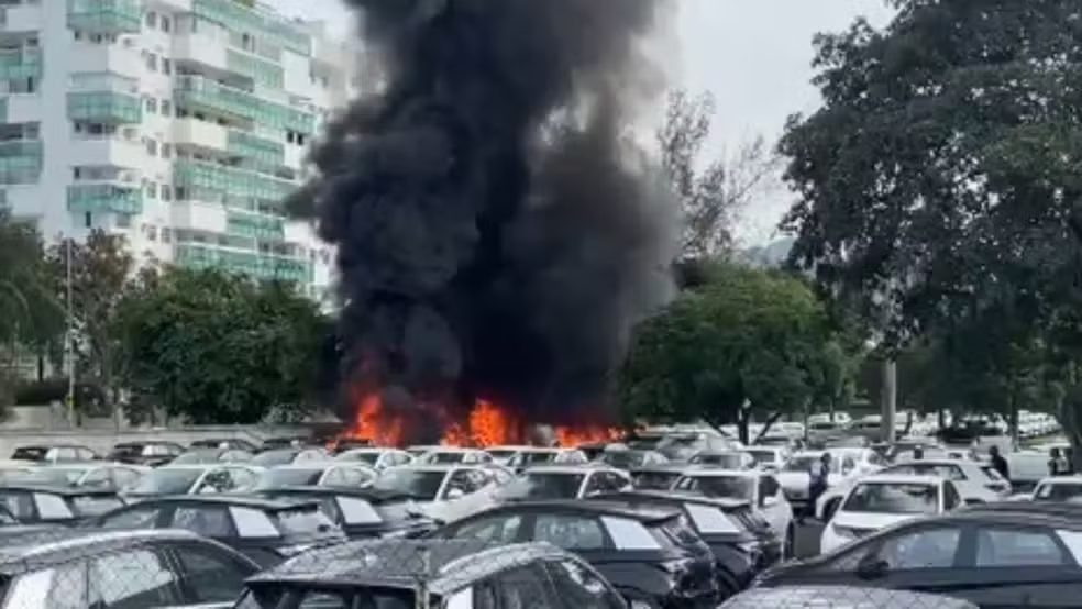 Queda de helicópteros destrói ao menos 20 carros no Rio