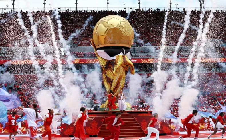 Taça gigante falha em abertura da Copa e vira motivo de piada nas redes