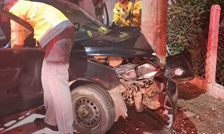 Motorista sem cinto fica em estado grave ao colidir contra poste