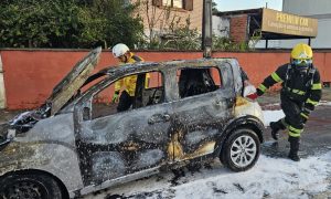 Motorista escapa ileso após carro pegar fogo em rua movimentada
