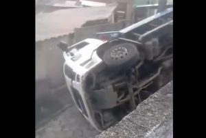 VÍDEO: Caminhão da Comcap tomba e bloqueia trânsito em Florianópolis