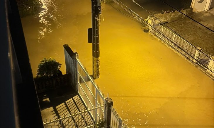 Chuva intensa provoca alagamentos e deslizamentos em Blumenau