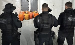 Facção que liderava crimes de dentro dos presídios é alvo de operação
