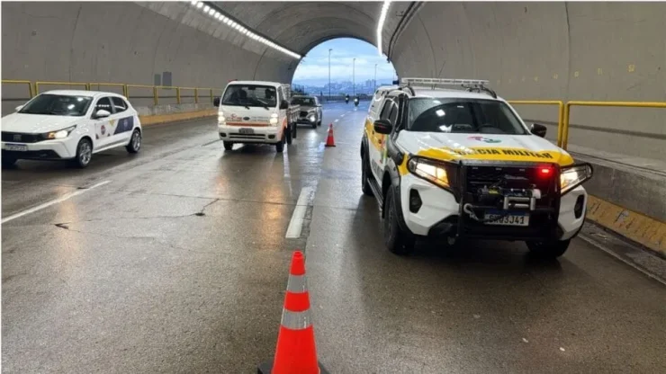 Motociclista morre em túnel na capital após colisão e pista molhada