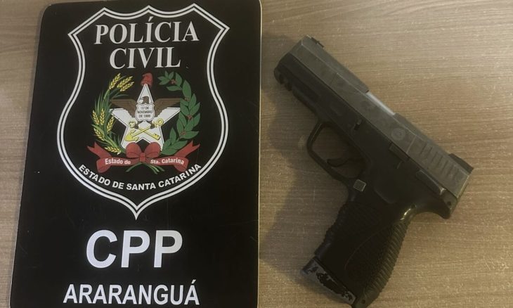 Jovem usa arma falsa para ameaçar grávida e vira alvo da polícia