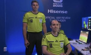 Árbitro do VAR faz suposto gesto de supremacia branca na Copa
