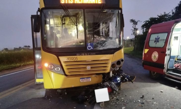 Motociclista morre após colisão frontal com ônibus na BR-280