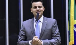 Deputado usa emenda para financiar show do próprio artista