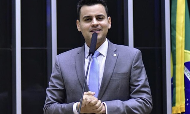 Deputado usa emenda para financiar show do próprio artista