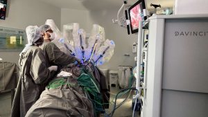 Cirurgia robótica pelo SUS marca nova era no combate ao câncer em SC
