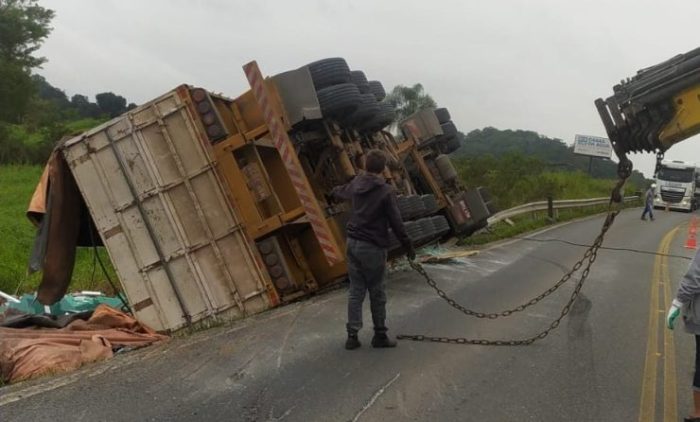 Carreta tomba e bloqueia totalmente a BR-280 entre Araquari e Joinville