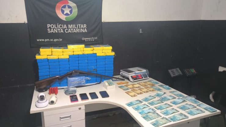 Mais de 102 quilos de cocaína e R$ 32,9 mil são apreendidos