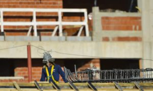 Construção gera 2,5 milhões de empregos e mantém salário acima de dois mínimos